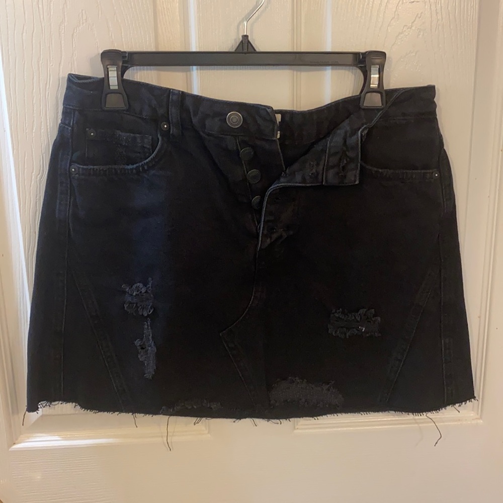 FREE PEOPLE DISTRESSED MINI SKIRT IN BLACK